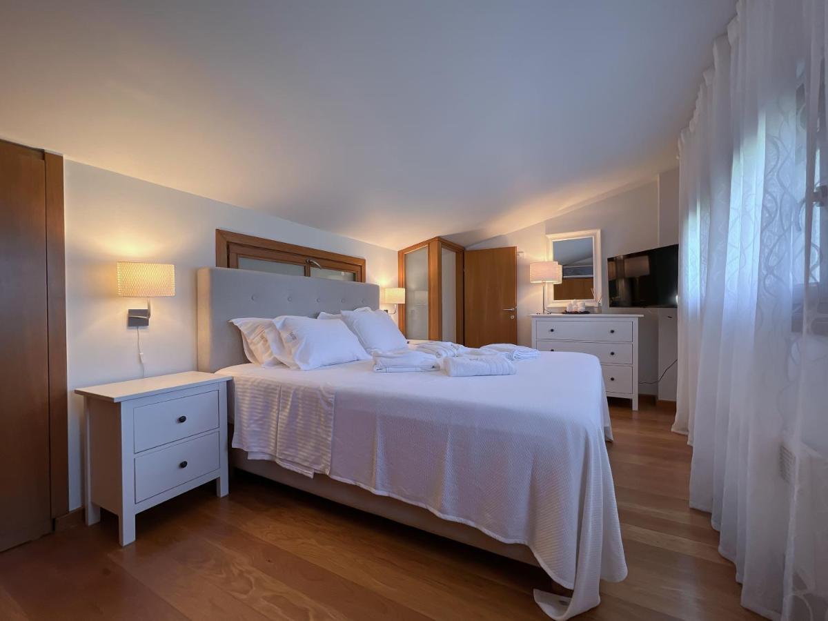 Heaven Luxury Villa Nea Roda Exterior photo