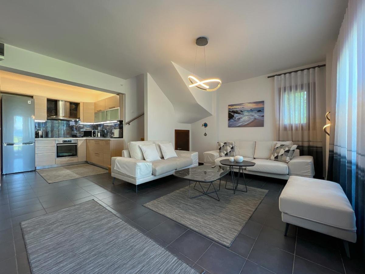 Heaven Luxury Villa Nea Roda Exterior photo